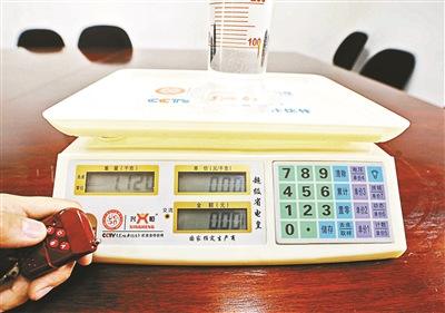 遙控特制電子秤賣米的方法騙得金錢，作案工具電子秤予以沒(méi)收。(圖1)